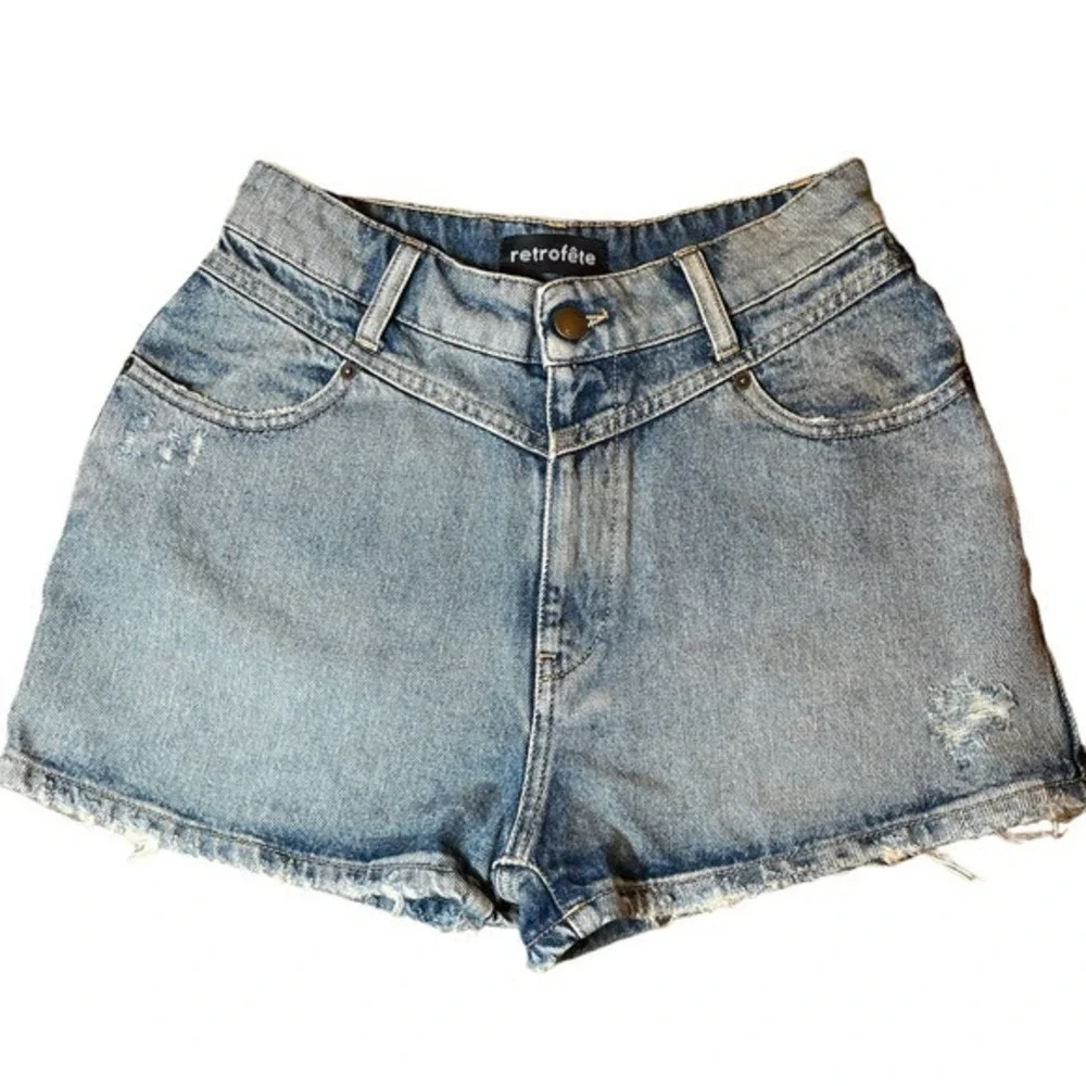 Retrofête‎ Shorts Blue Mid Rise Med Wash Distressed Accents Slit Pockets Size 26